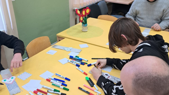Cilvēki gatavo Valentīndienas rotājumus un apsveikumus