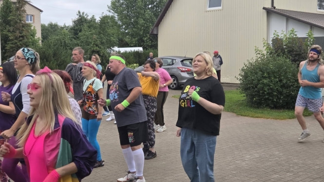 Adminstrācijas darbinieki un iedzīvotāji aerobikas treniņā