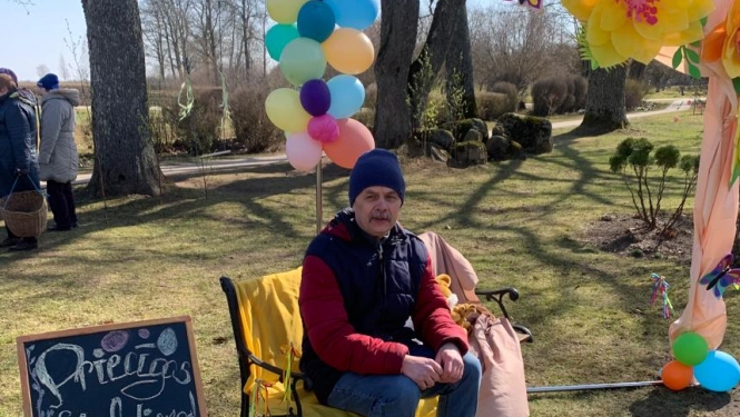Vīrietis fotostūrītī ar Lieldienu tematiku