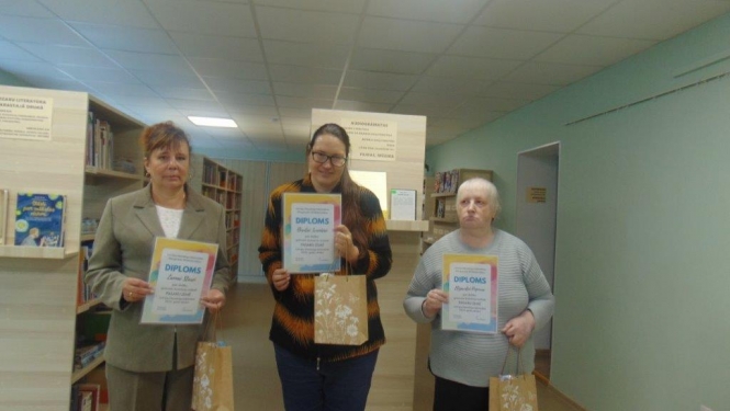 Klienti apmeklē bibliotēku