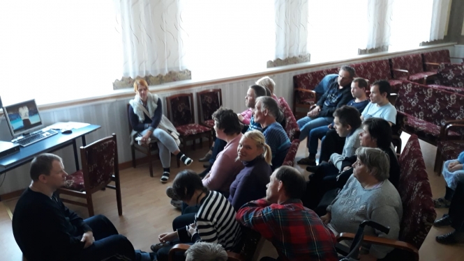 Klienti skatās kinofilmu