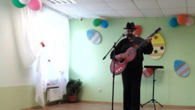 Cilvēki dzied uz skatuves