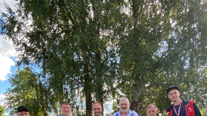 Stāv cilvēki ar godarakstiem