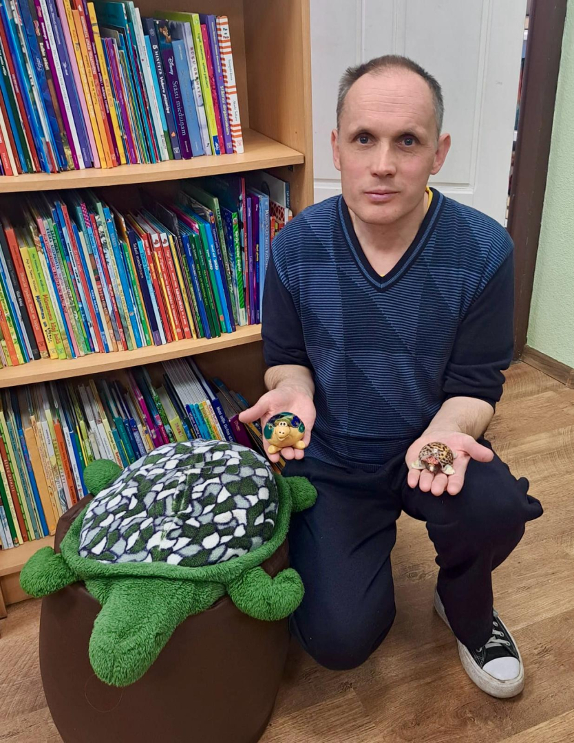 Vīrietis tura rokās bruņurupuču figūriņas