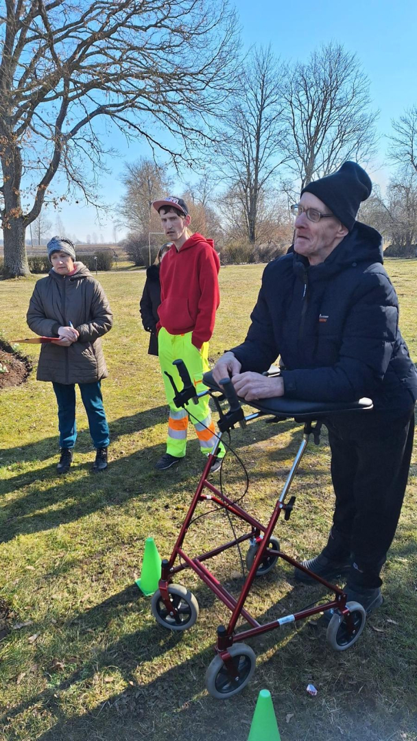 Cilvēki laukā vēro sporta aktivitātes
