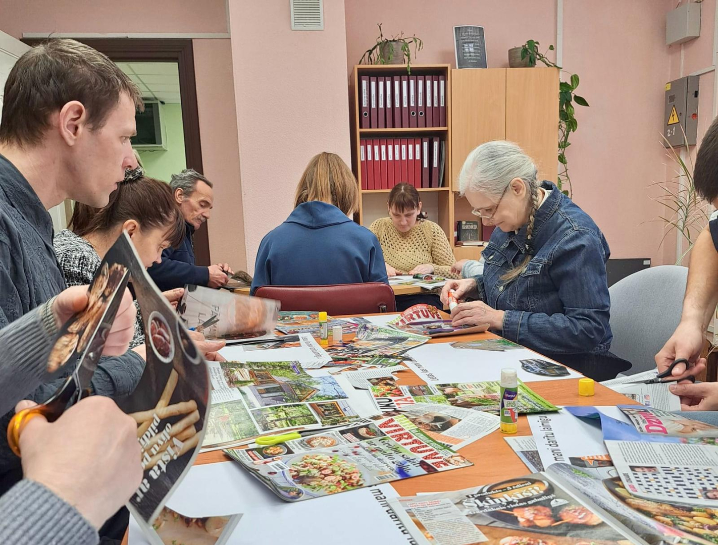 Rokdarbu veidošana bibliotēkā pie glada