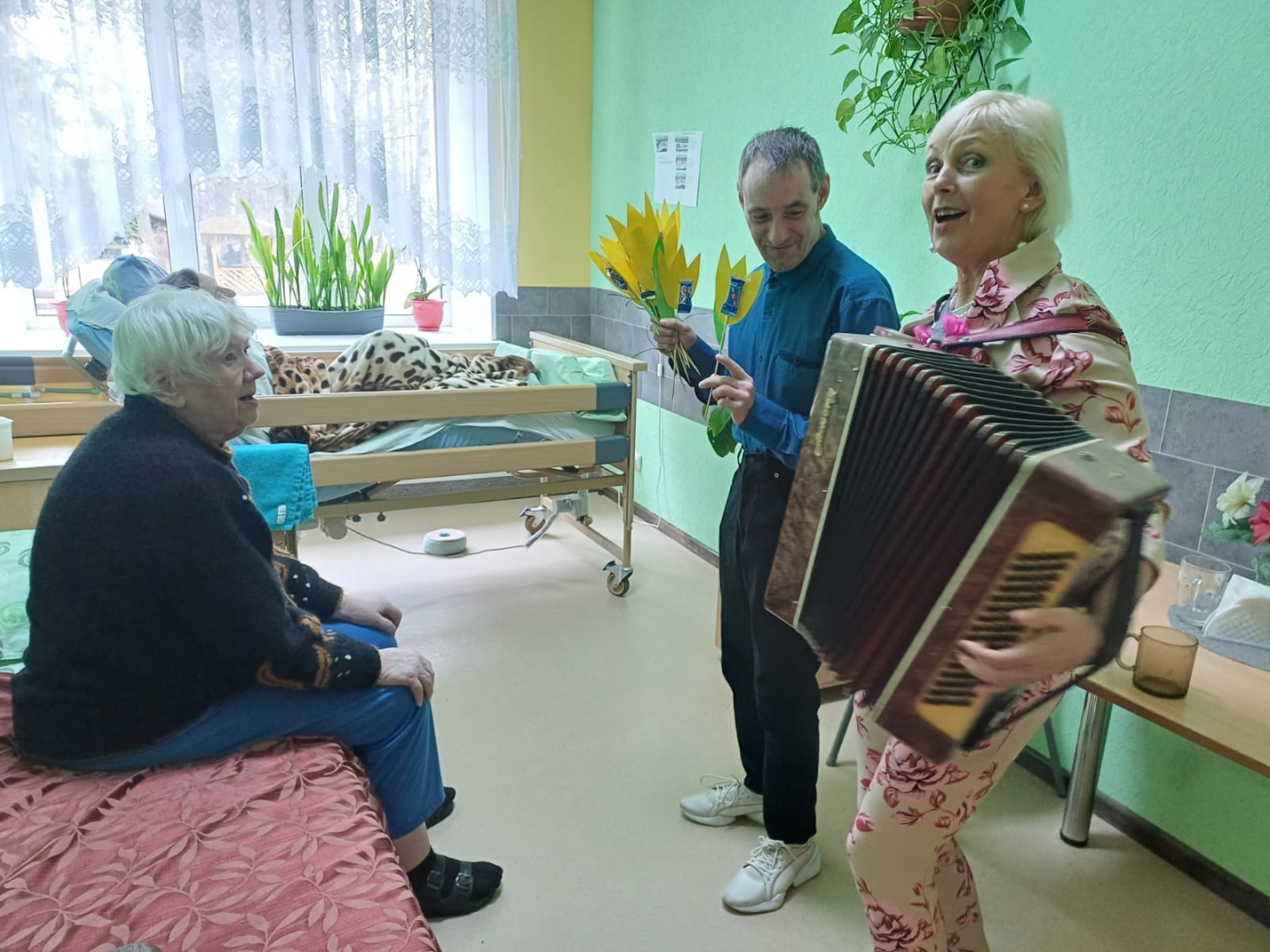 Sieviete spēlē akordeonu