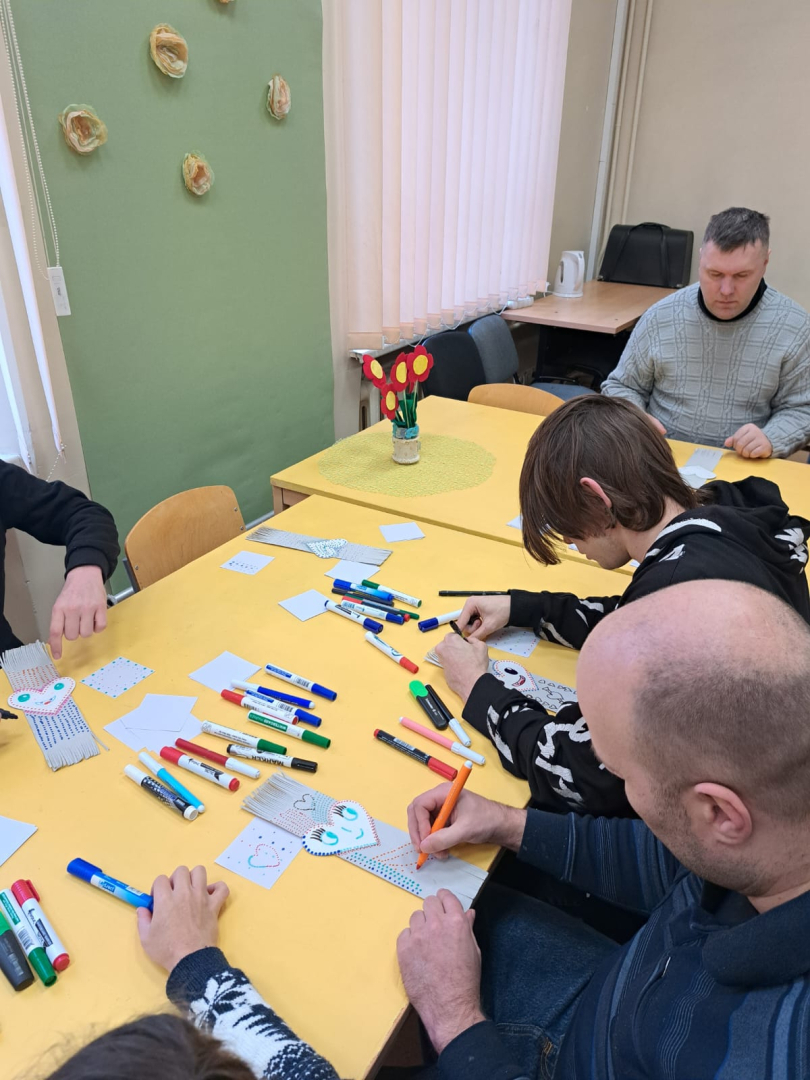 Cilvēki gatavo Valentīndienas rotājumus un apsveikumus