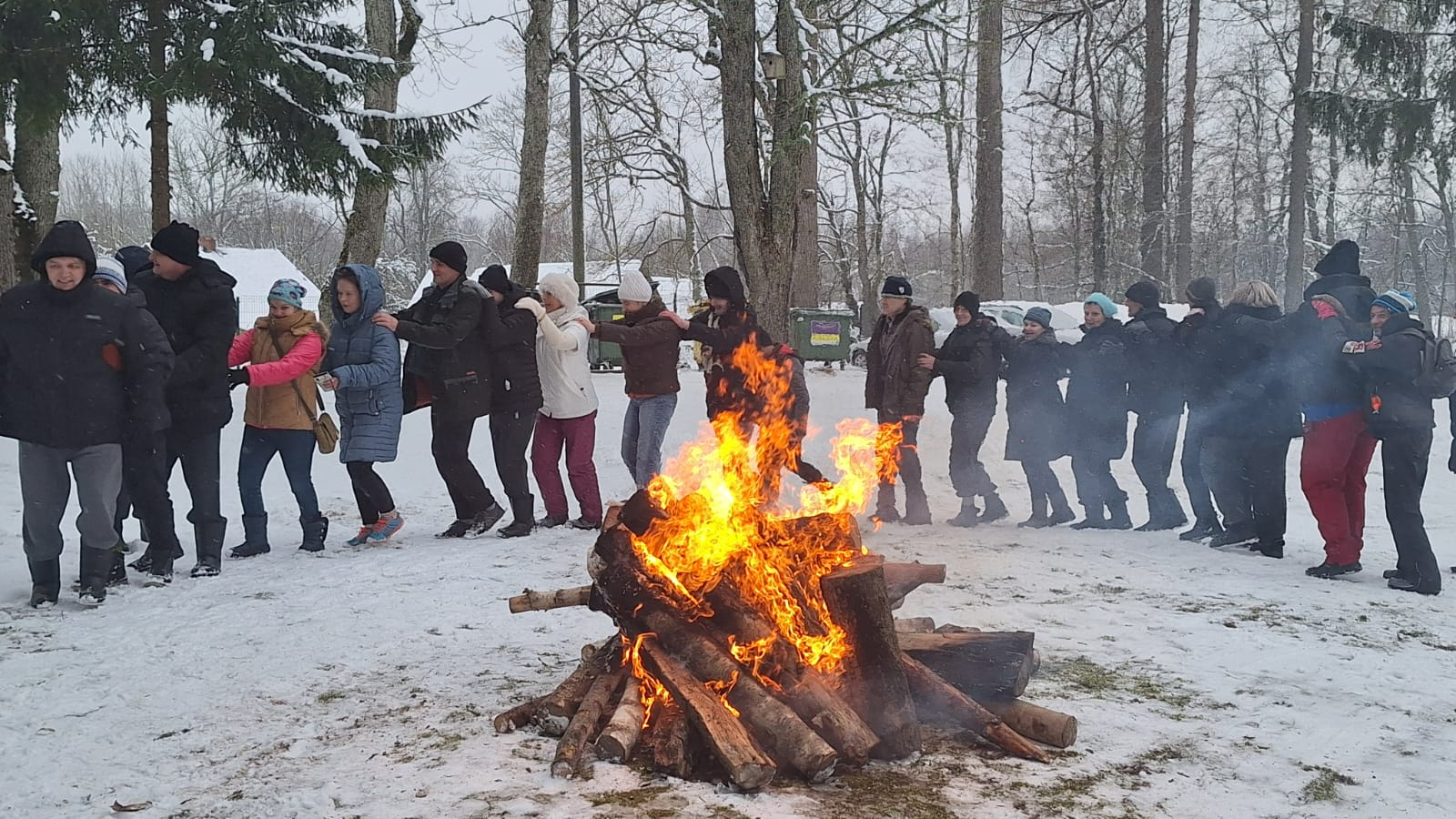 Ugunskurs, ap to cilvēki aplī