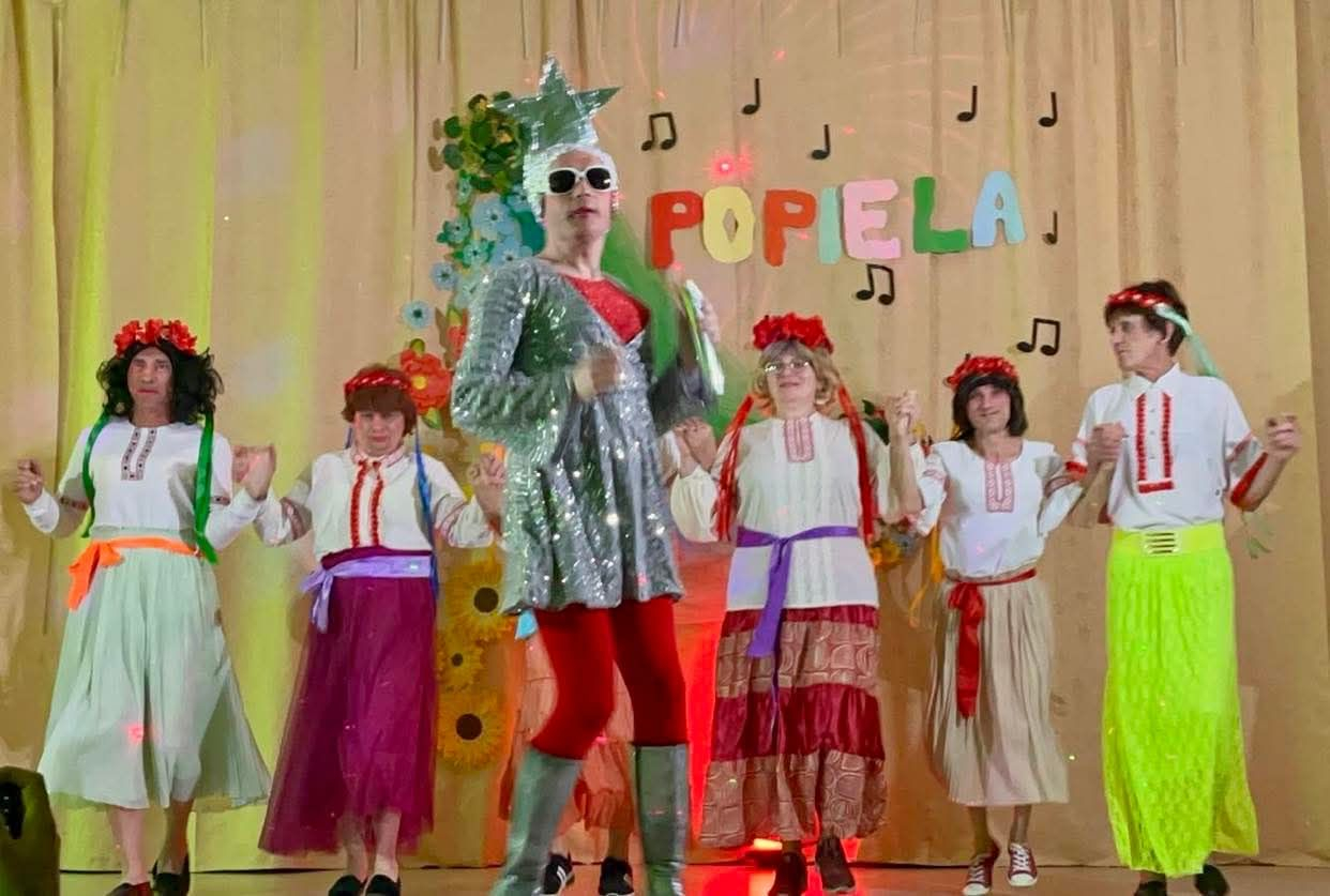 Uz skatuves dzied Popielas mākslinieki