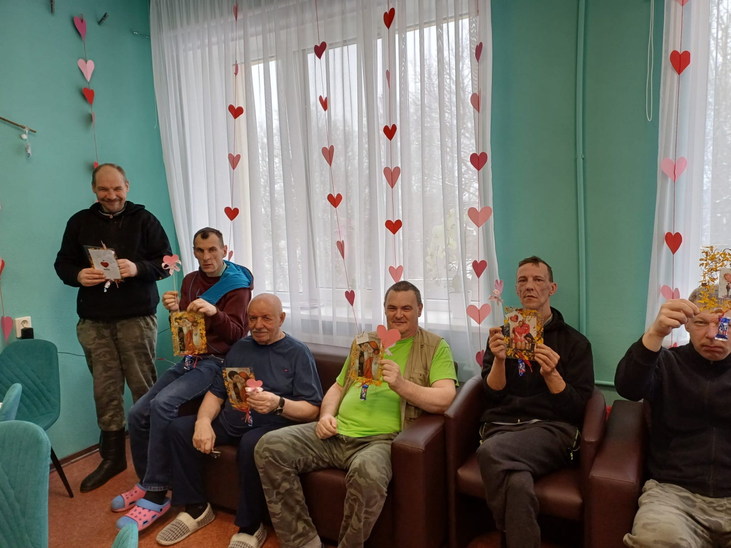 Cilvēki gatavo Valentīndienas rotājumus