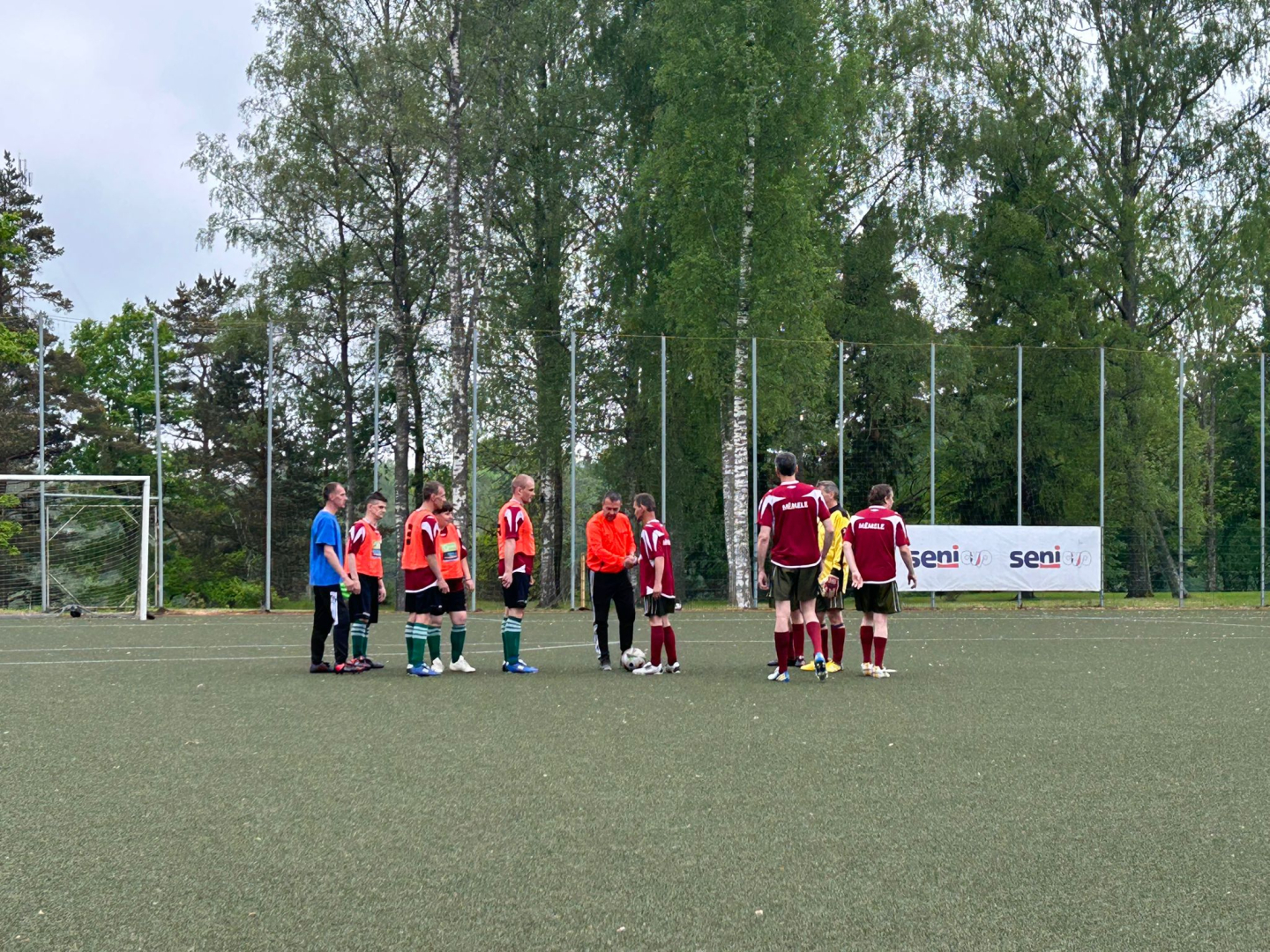 Futbolisti futbola laukumā