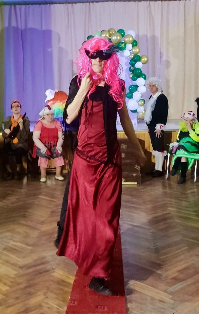 Karnevāla dalībnieki masku tērpos