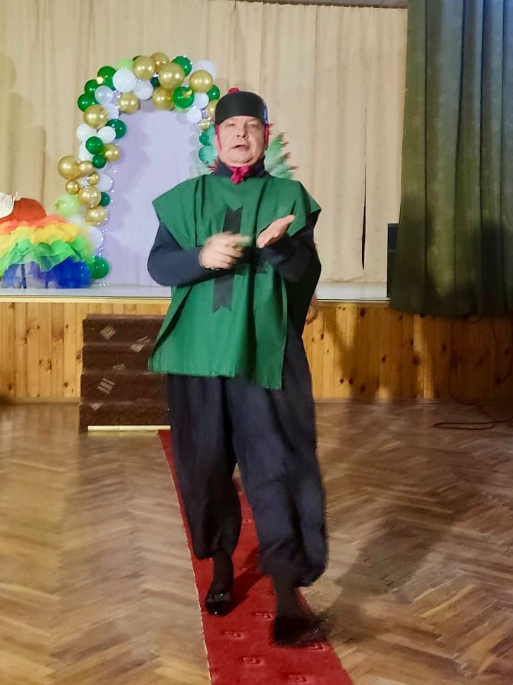 Karnevāla dalībnieki masku tērpos