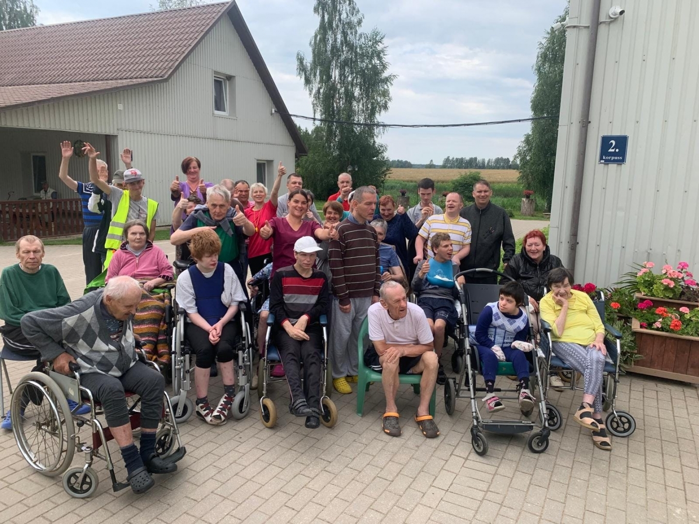 Cilvēki jautrās sportiskās aktivitātēs