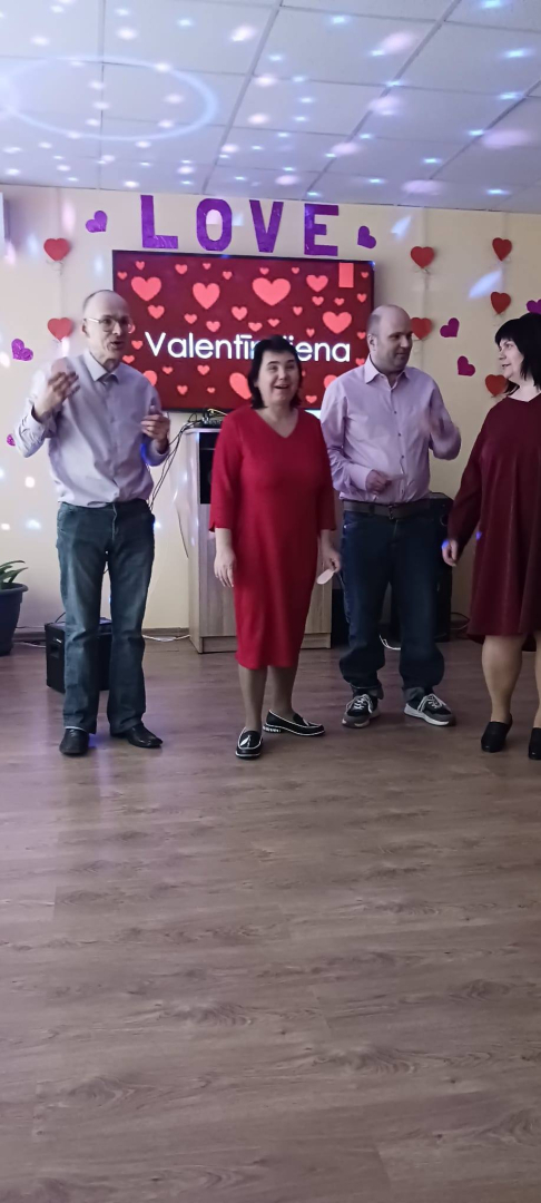 Sieviete un vīrietis dzied priekšnesumā