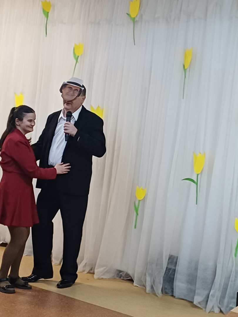 Sieviete un vīrietis dejo
