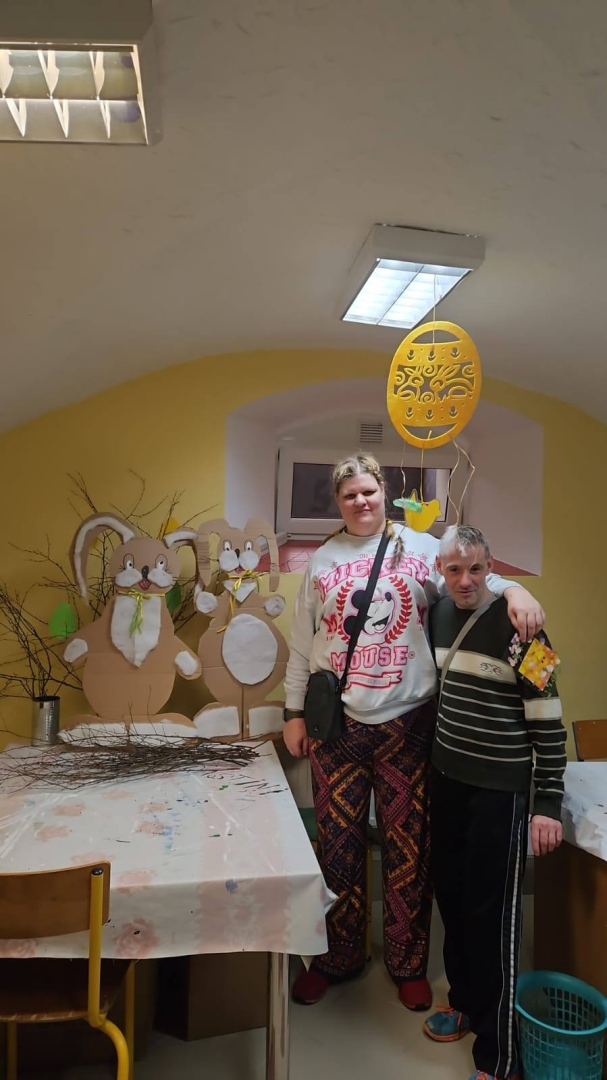 Cilvēki ar pašgatavotiem Lieldienu rokdarbiem