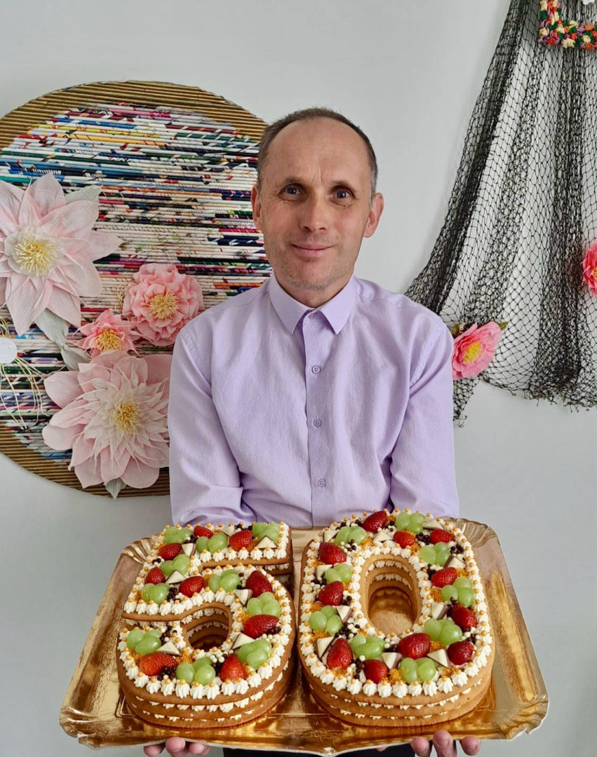 Vīrietis ar dzimšansad dienas torti