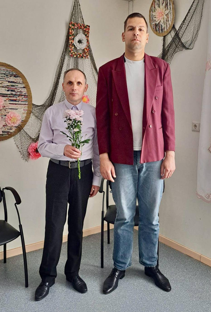 2 vīrieši stāv