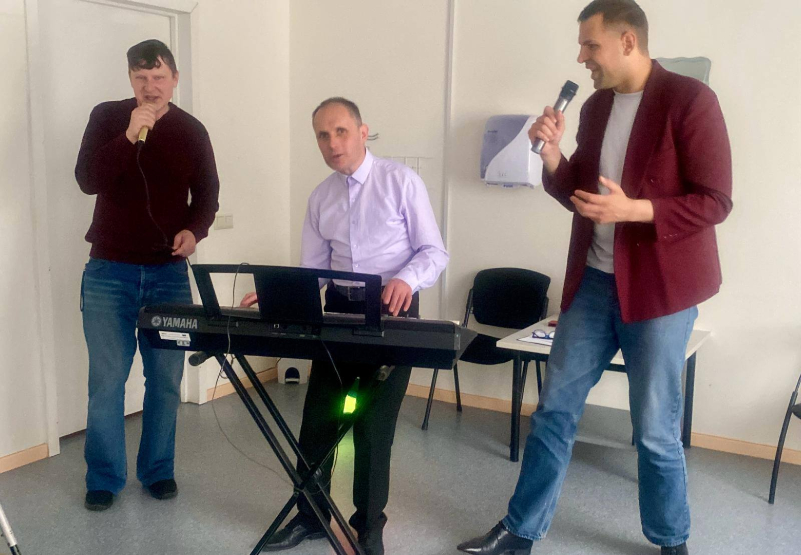vīriešu trio dzied