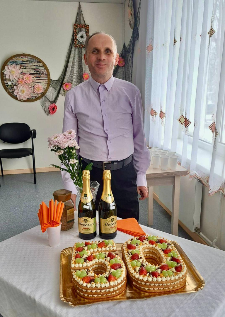 Vīrietis pie svētku tortes
