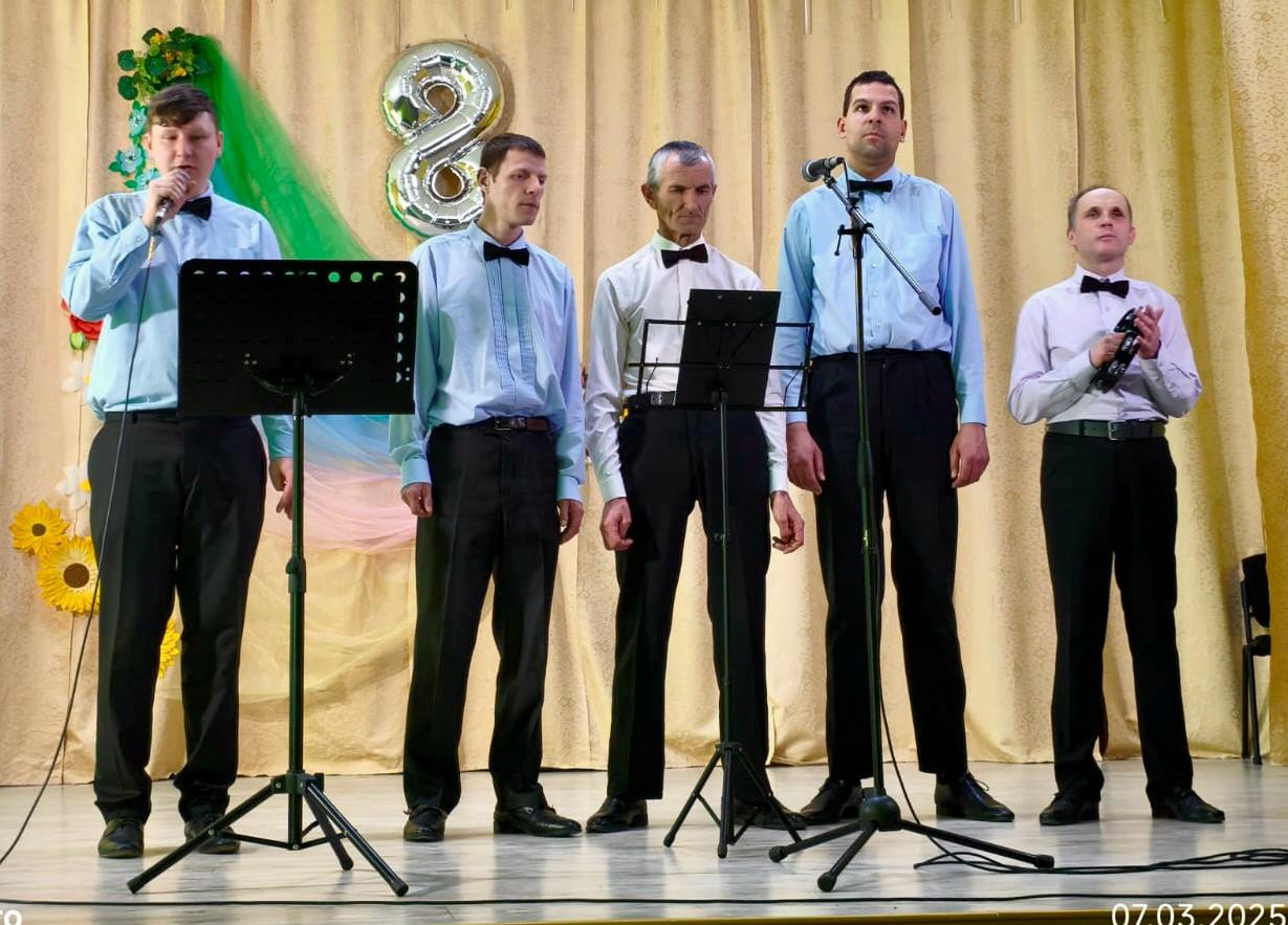 5 vīrieši dzied uz skatuves