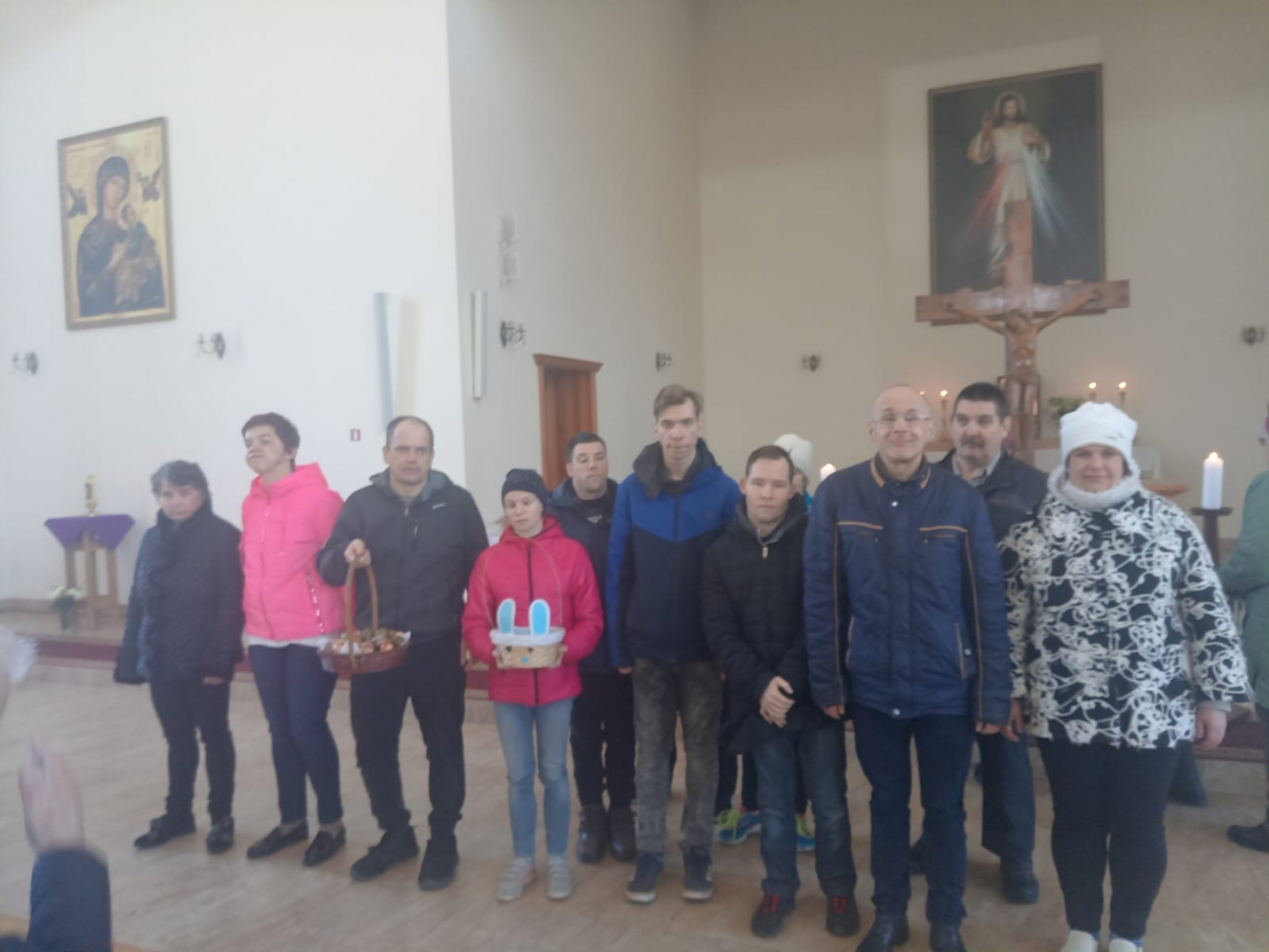 Cilvēku grupa stāv baznīcā