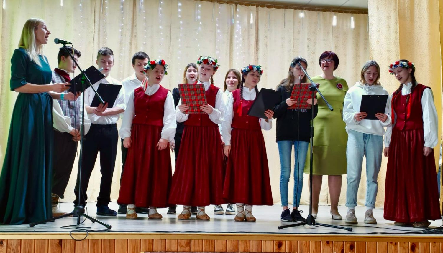 Cilvēki tautastērpos uz skatuves