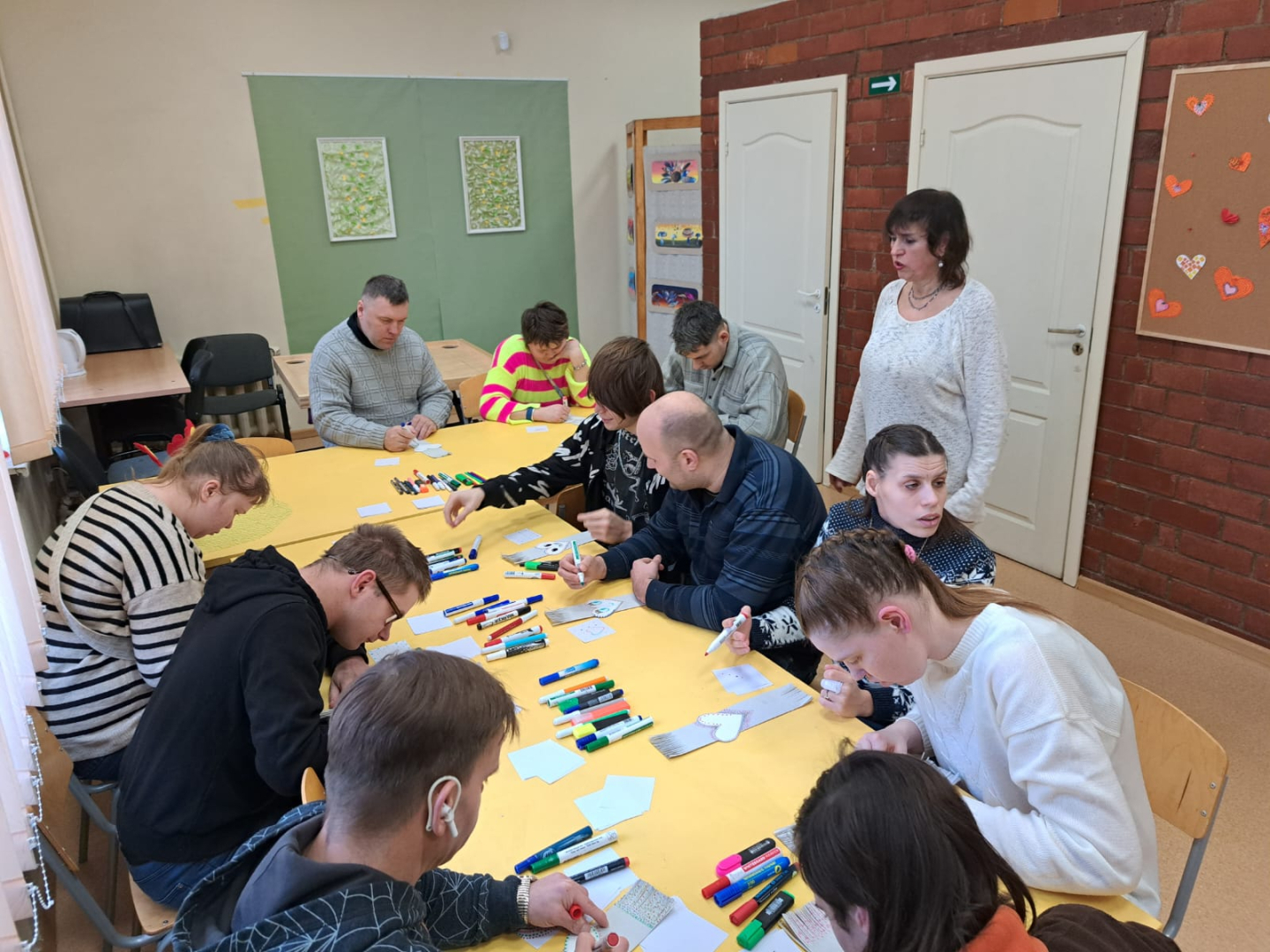 Cilvēki gatavo Valentīndienas rotājumus un apsveikumus