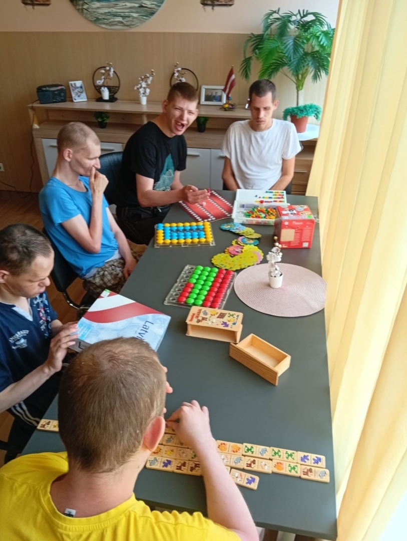 Iedzīvotāji spēlē galda spēles