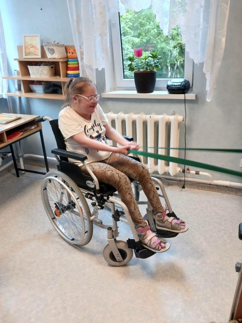 Sieviete retiņkrēslā vingro