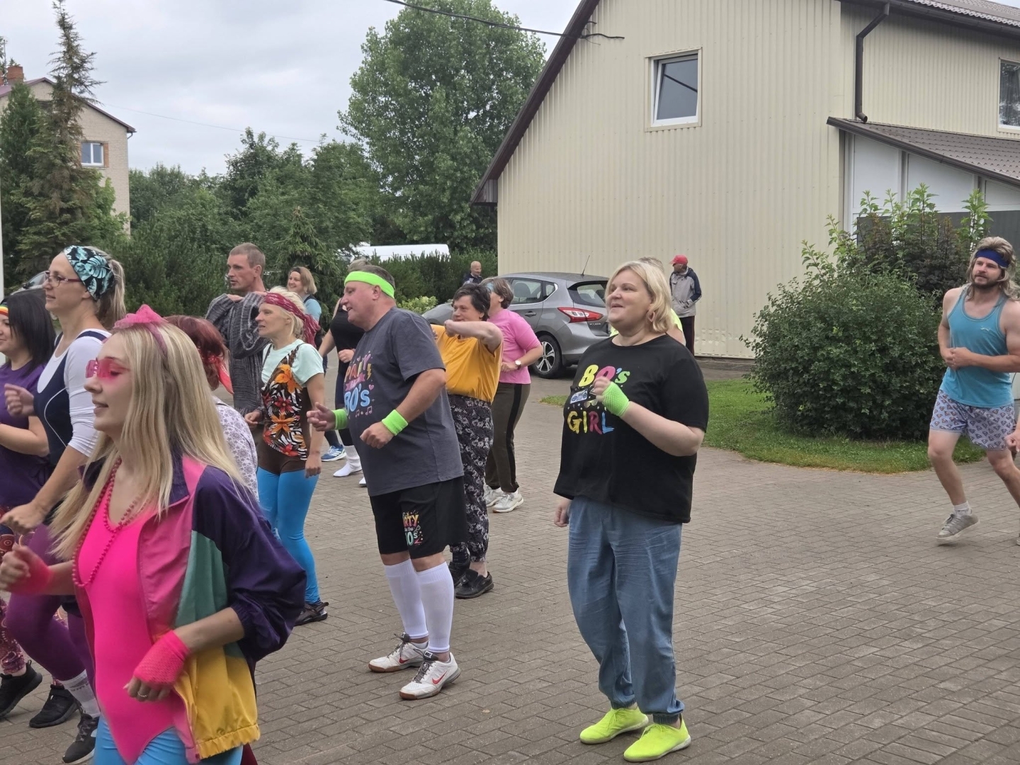 Adminstrācijas darbinieki un iedzīvotāji aerobikas treniņā