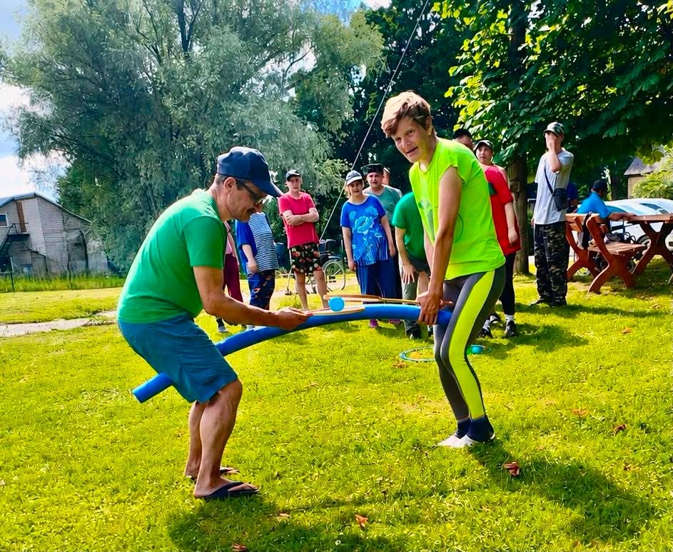 Filiāles iedzīvotāji pildot stafetes uzdevumus