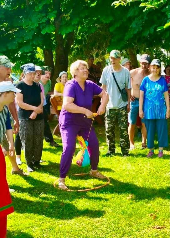Filiāles iedzīvotāji pildot stafetes uzdevumus