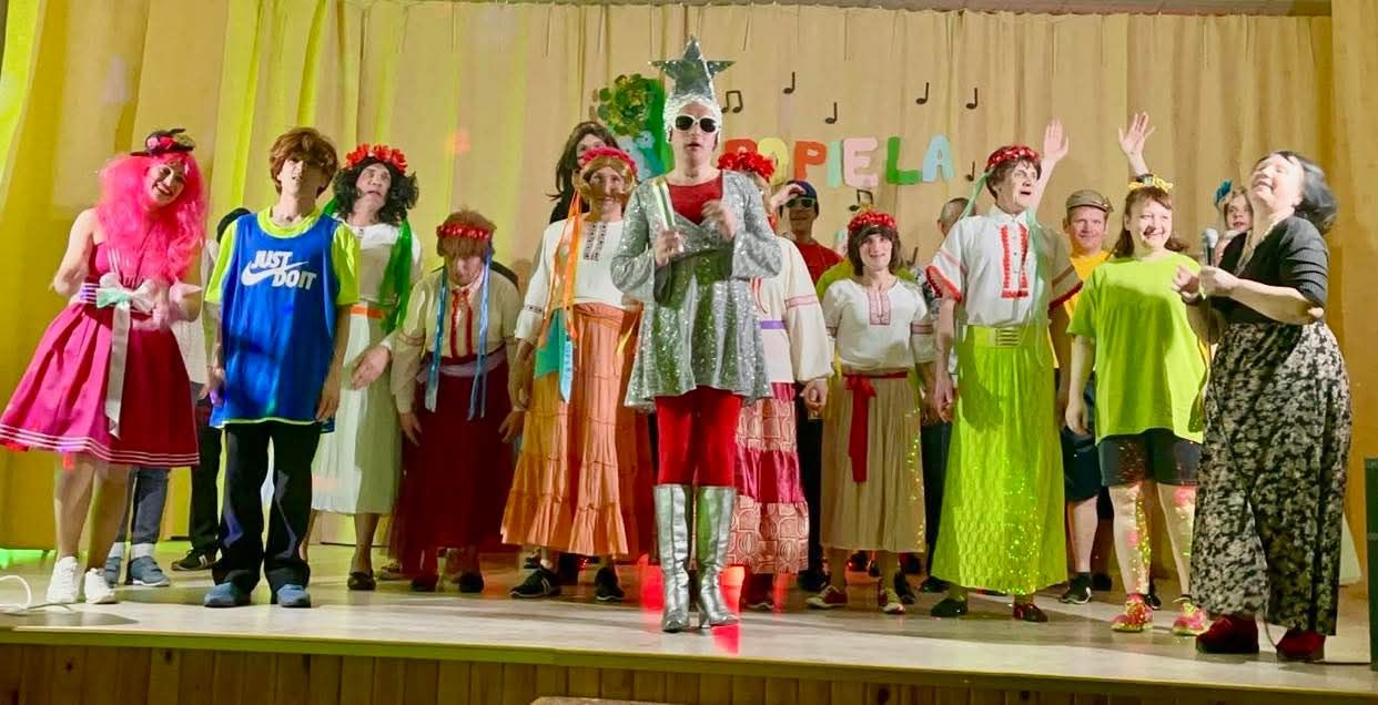 Uz skatuves dzied Popielas mākslinieki