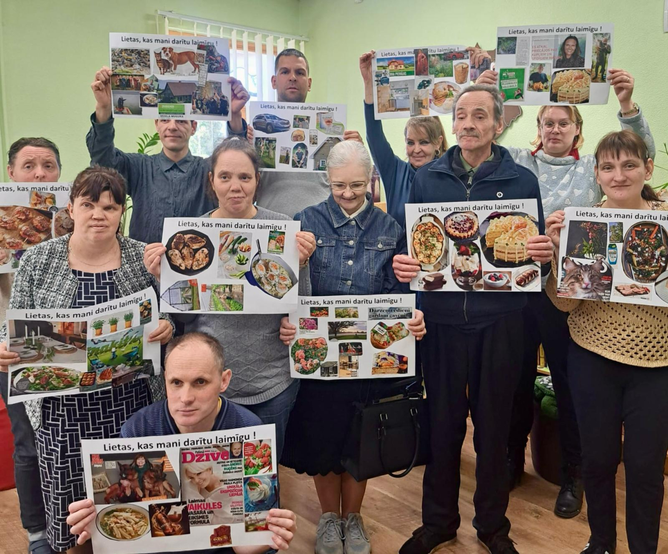 Cilvēku grupa ar pašgatavotiem plakātiem rokās