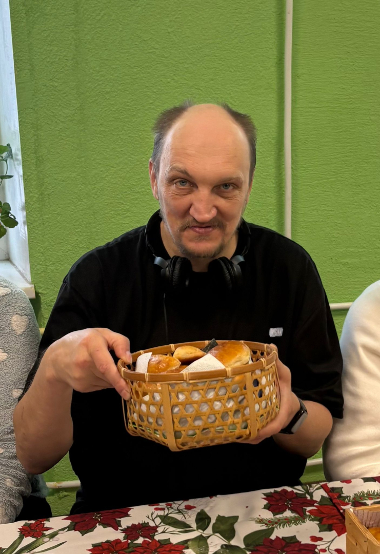 Vīrietis ar pīrāgu mīklu