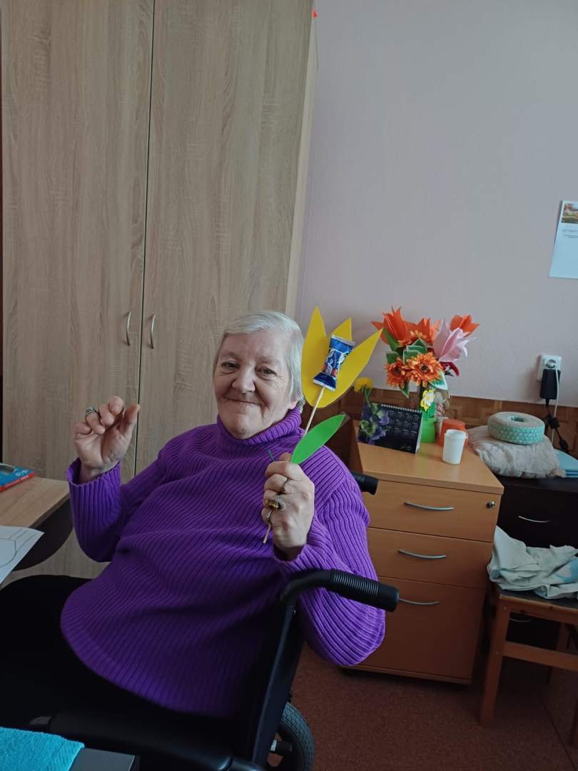 Sieviete ar papīra ziedu rokās