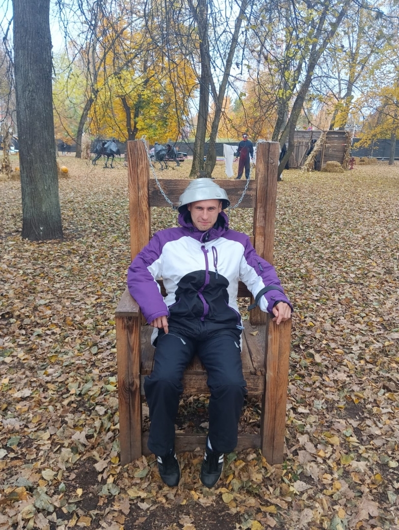 apmeklētāji ar šausmu parka dekorācijām