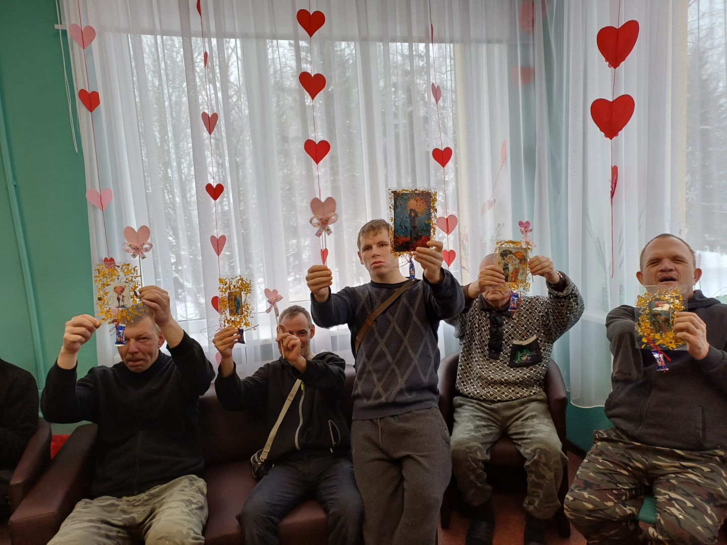 Cilvēki gatavo Valentīndienas rotājumus