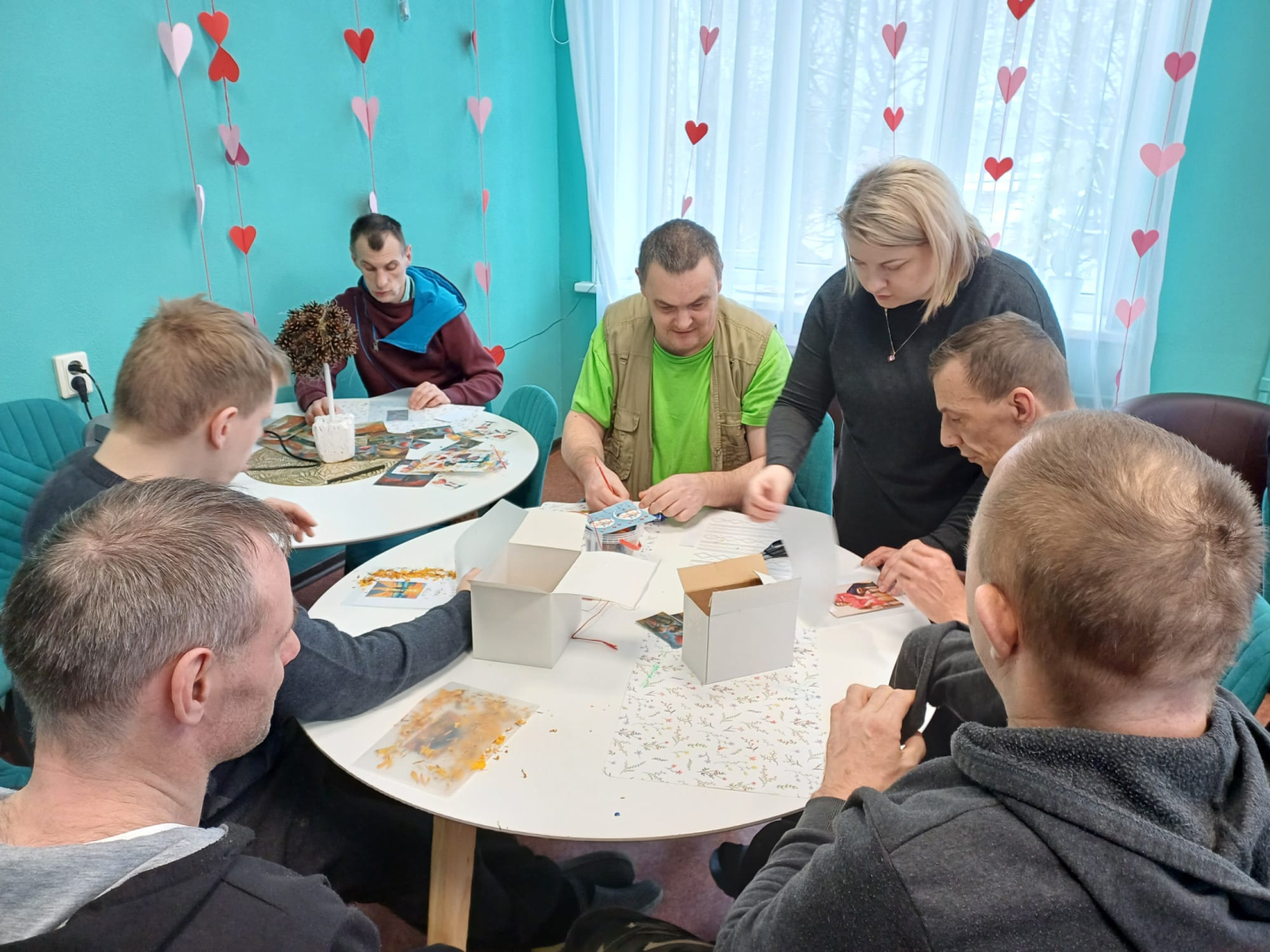 Cilvēki gatavo Valentīndienas rotājumus