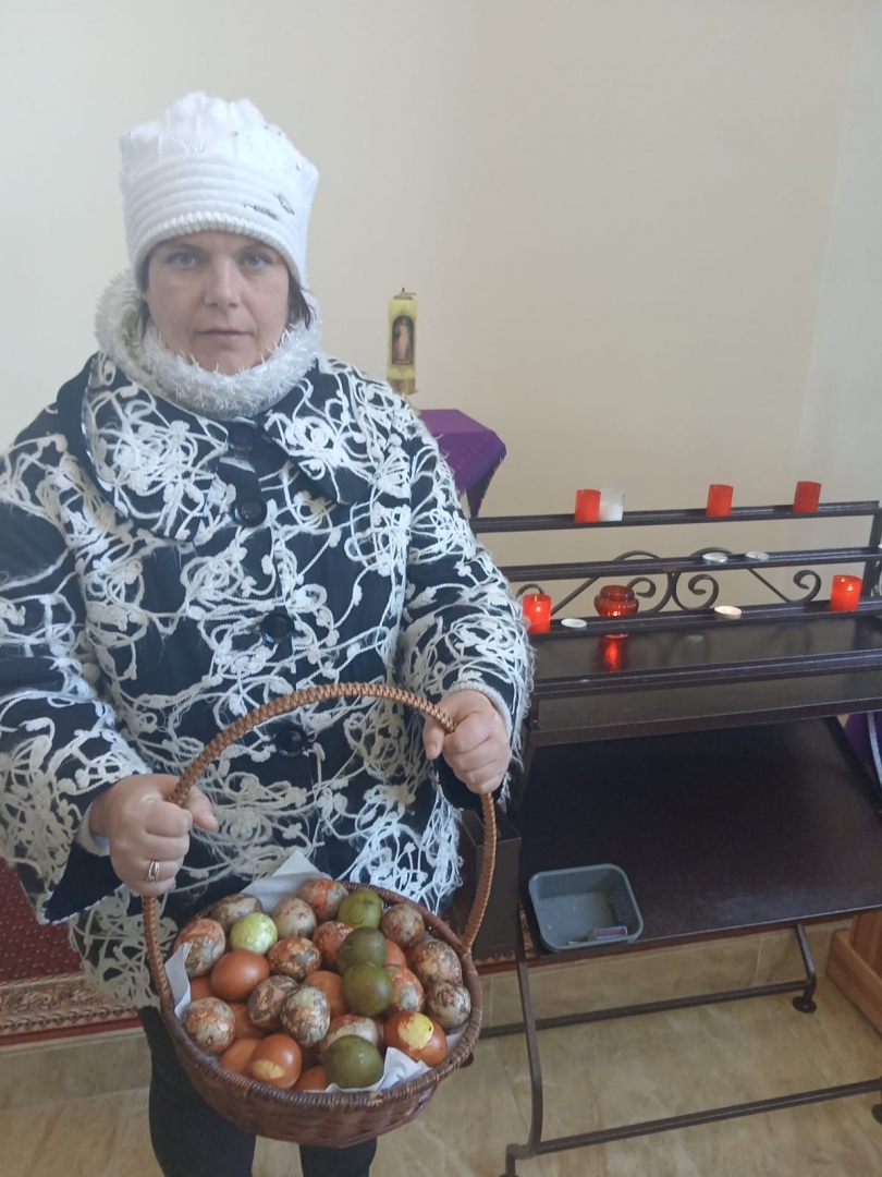 Sieviete ar olu grozu rokās