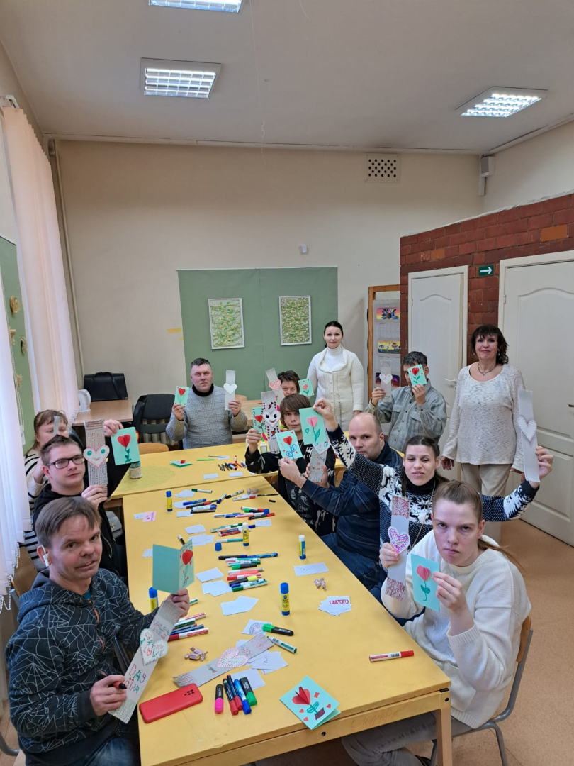 Cilvēki gatavo Valentīndienas rotājumus un apsveikumus