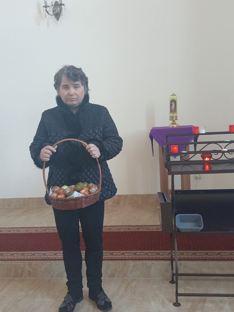 Sieviete ar olu grozu rokās