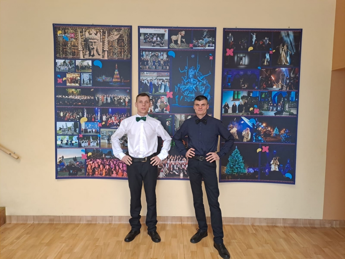 2 kungi pozē fotogrāfam