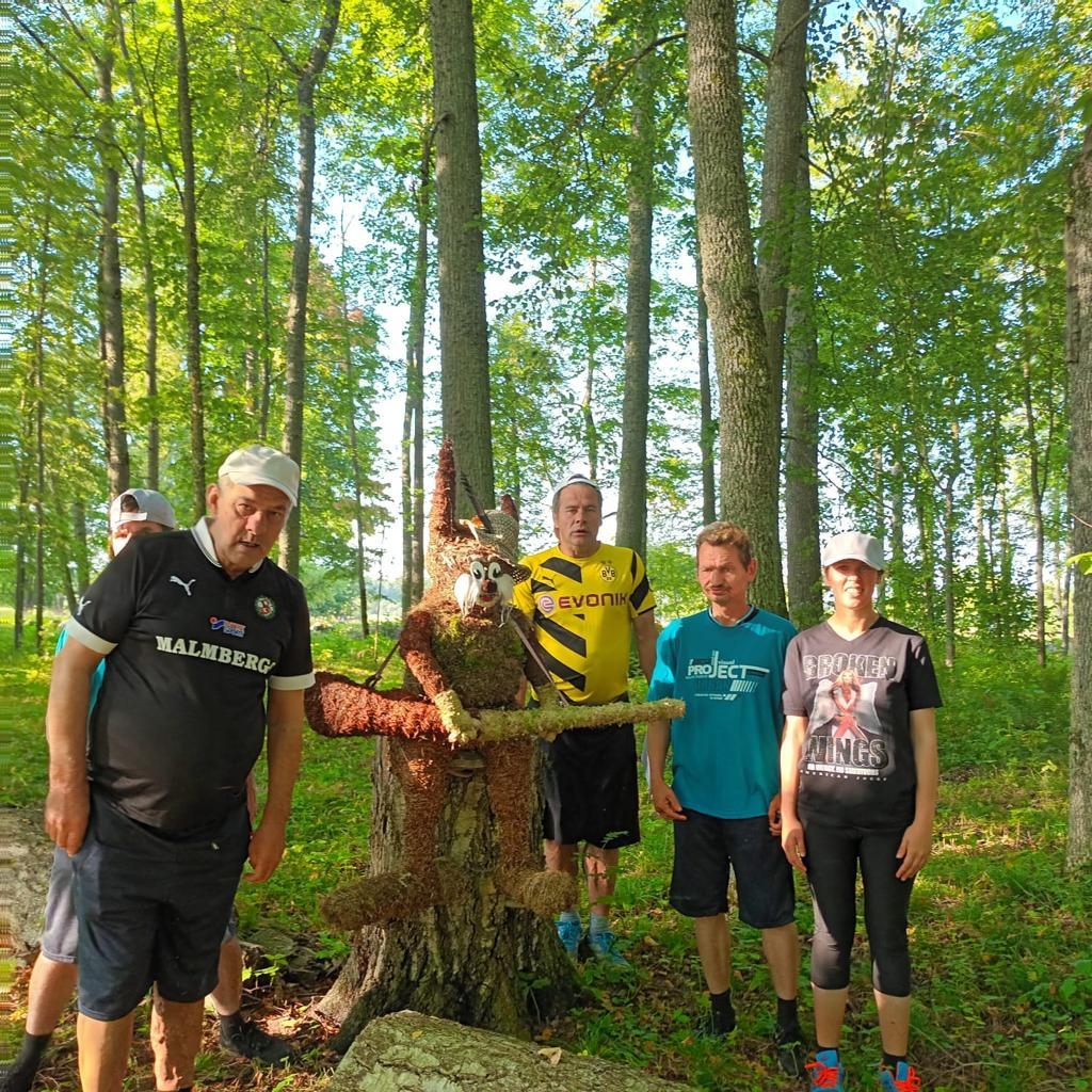 Cilvēku grupa parkā, pie mākslīgā zaķa