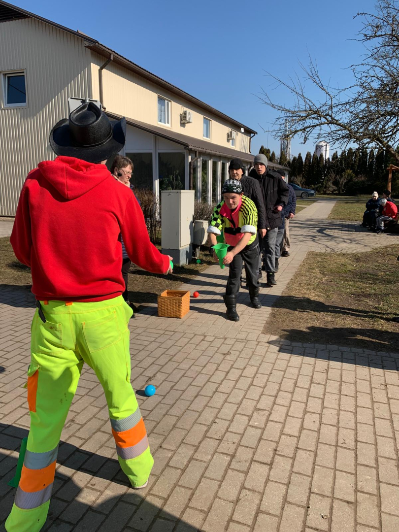 Dalībnieki jautrajā stafetē