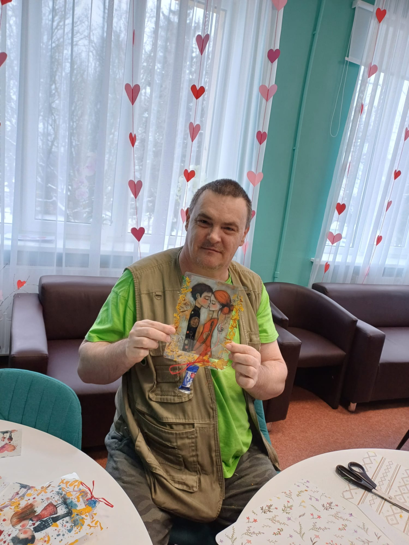 Vīrietis ar rotājumiem rokās