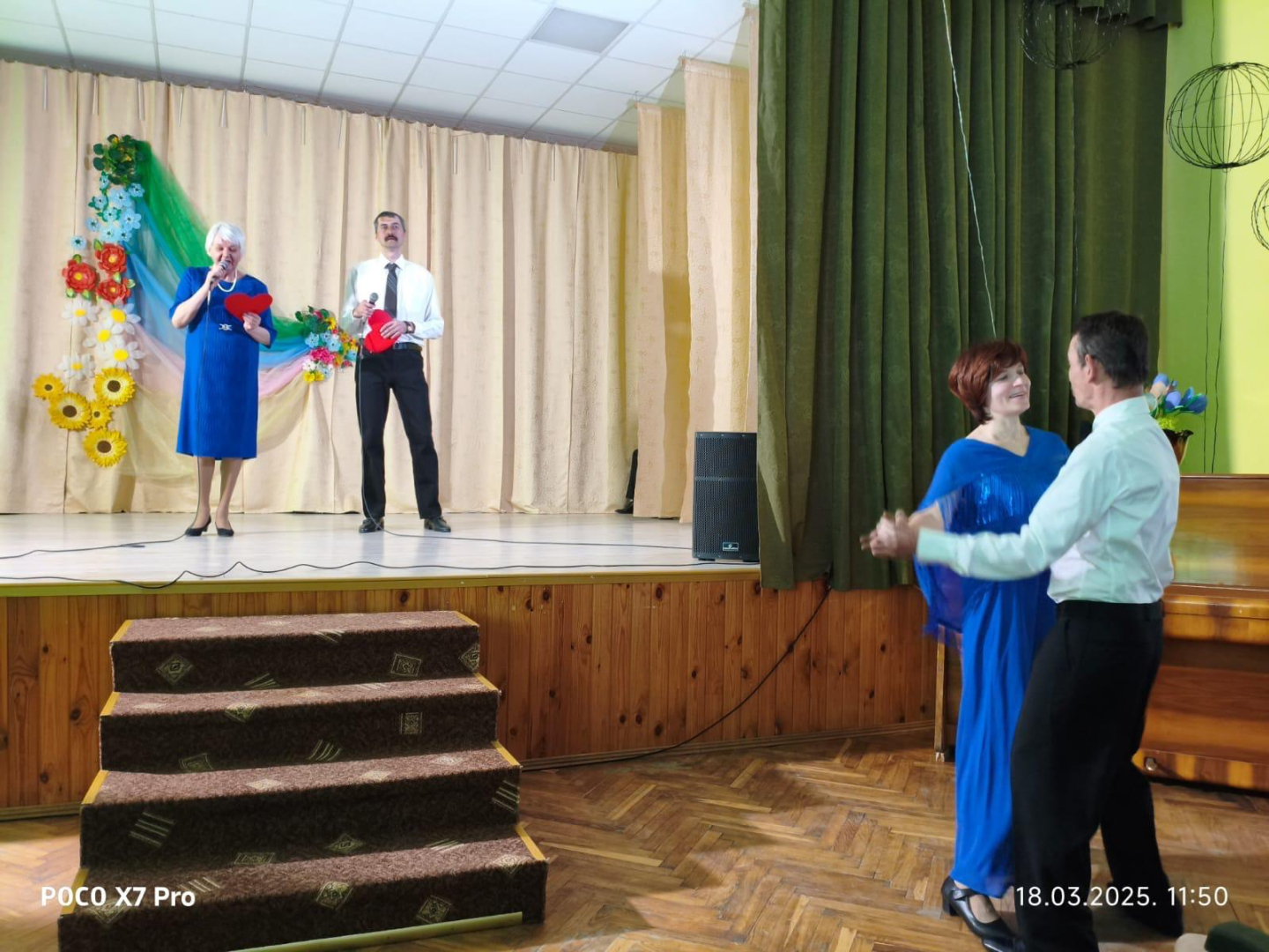 Duets uz skatuves dzied, pāris zālē dejo